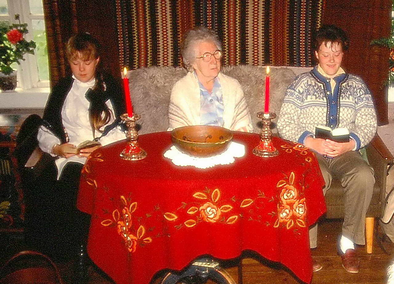 Frå skuleprosjektet «Missionsauktion» (1986). Veteran og vertinne Kristine Heggem saman med elevane Tanja Heggem (t.v., barnebarn av Kristine) og Elin Bøklepp. Foto: Bernt Bøe 1986