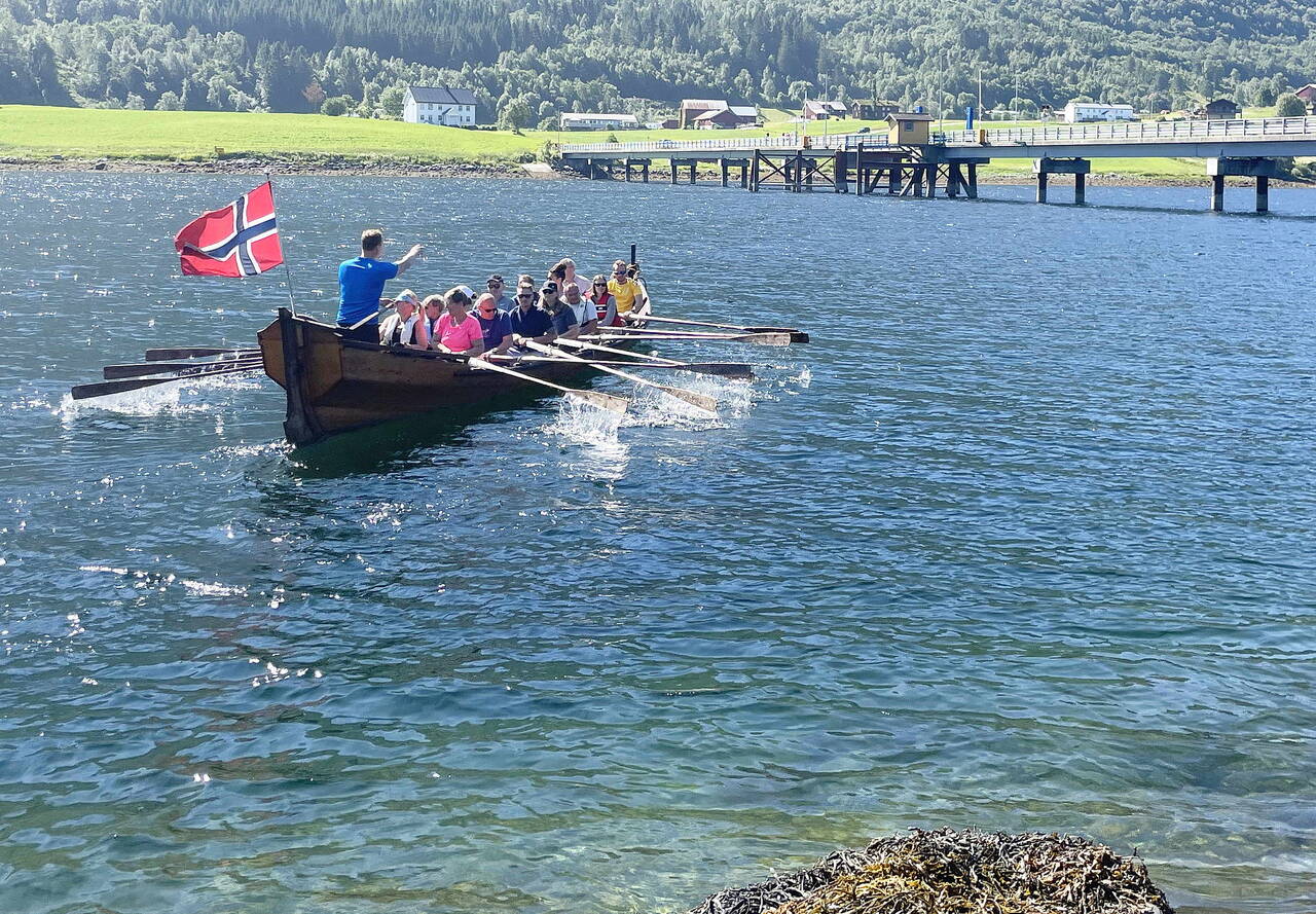 «Hjelmkonnå» rodde i kjølvatnet av gamle dagars skulebåt. Foto: Randi Bøe