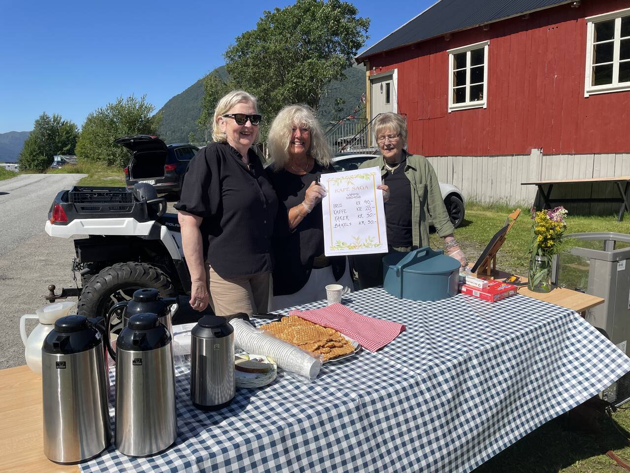 Aud Jorunn Endresen, Inger Lise Heggem og Torbjørn Settem selde kaffe på Saga. Foto: Bernt Bøe