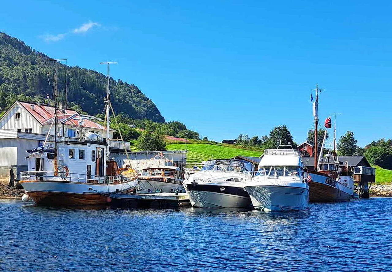 Over hundre år gamle veteranskøyter og nye fritidsbåtar skapte stemning ved kaia. Foto: Gunhild Bøklep Bøe