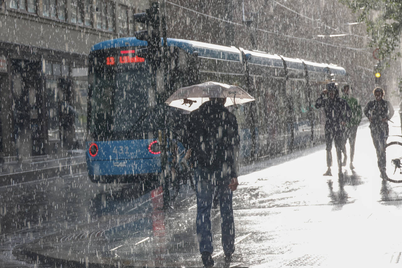 Mye regn og mye vind hittil i sommer fører til at vi sjekker været oftere enn vanlig. Værvarslingstjenesten Yr satte ny besøksrekord første uke i juli. Foto: Paul Kleiven / NTB