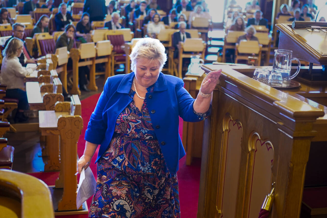 Høyre-leder Erna Solberg på vei opp på talerstolen i Stortinget – en tur hun har tatt svært mange ganger. Foto: Terje Pedersen / NTB