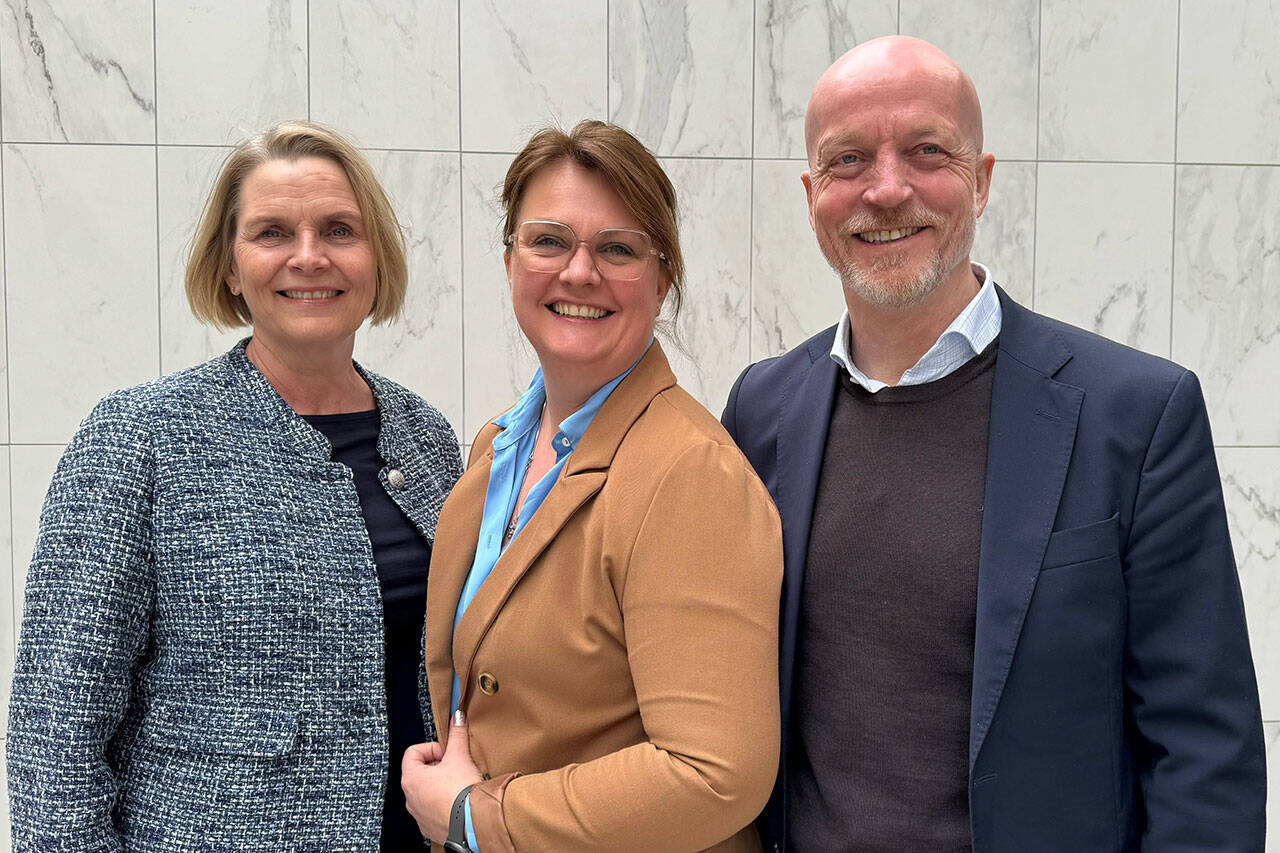 F.v. Britt Flo (daglig leder Molde Næringsforum), Heidi Nakken (daglig leder i Næringsforeningen i Ålesundsregionen) og Ole Jonny Rugset (daglig leder i Kristiansund og Nordmøre næringsforening).