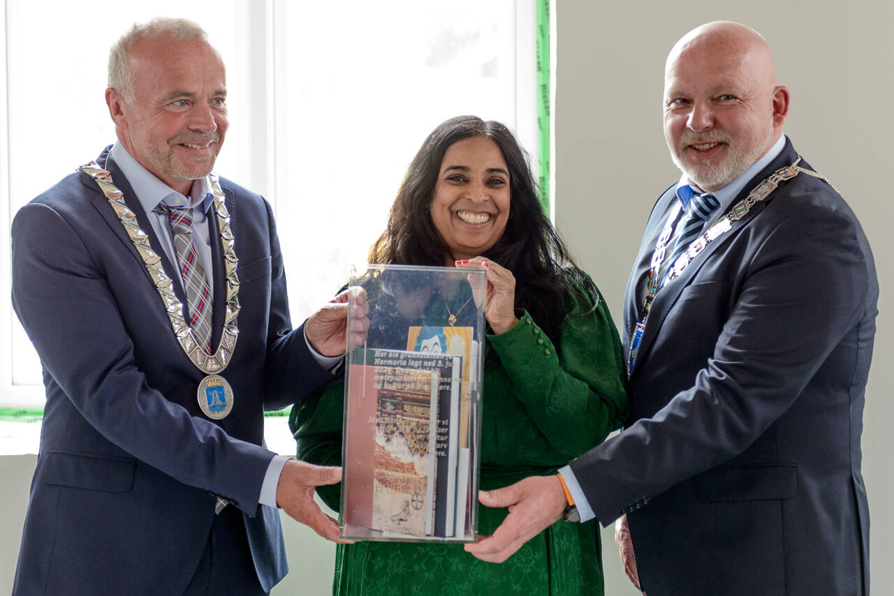 F.v. Ordfører i Kristiansund Kjell Neergaard, kultur- og likestillingsminister Lubna Jaffery og fylkesordfører i Møre og Romsdal Anders Riise med tidskapselen som skal stå i 100 år. Foto: Kurt Helge Røsand / KSU.NO