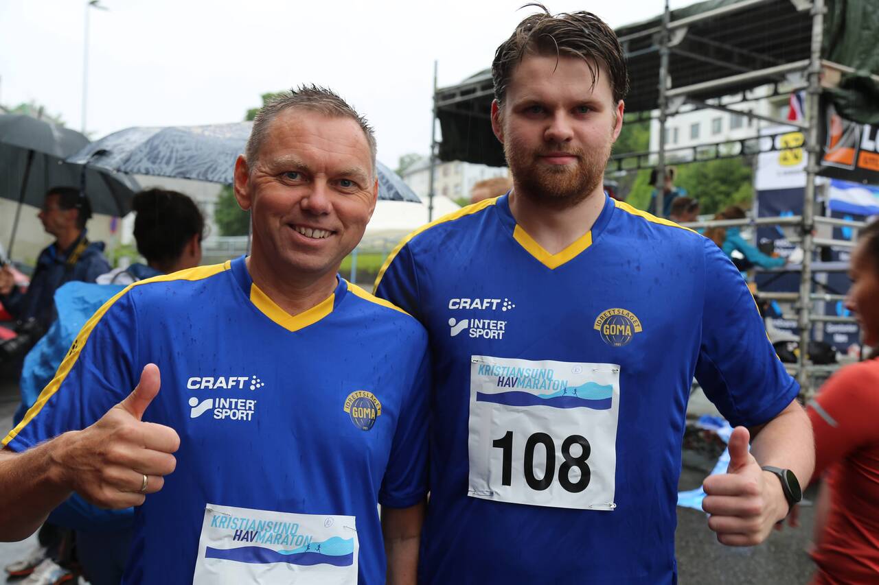 Roger og Jonas Larsen fra IL Goma er glade etter for å ha fullført sin første havmaraton.