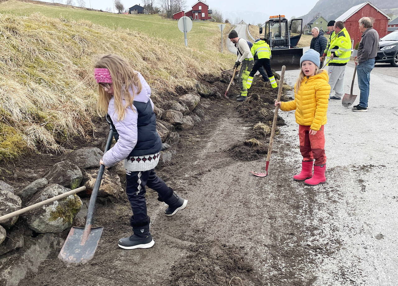 Små og store deltok i dugnaden da Klagemuren vart graven fram att i vår. Foto: Bernt Bøe