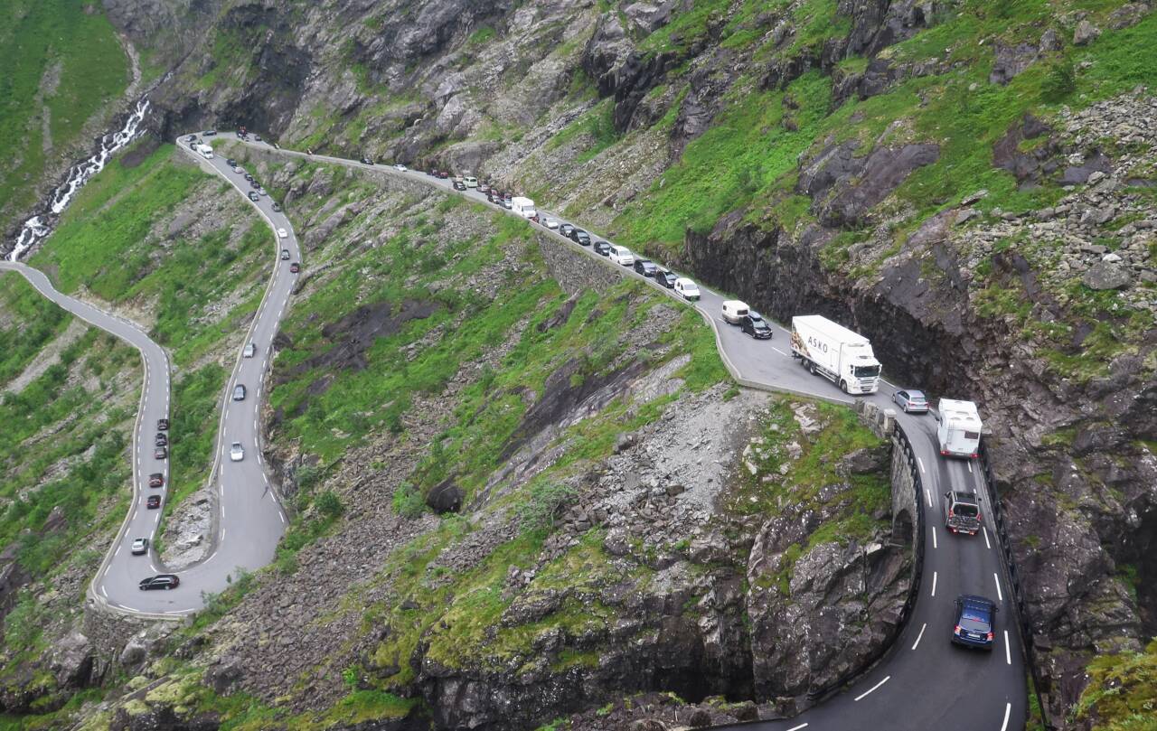 Over 1500 personer hadde søndag signert et krav om umiddelbar start av rassikring av Trollstigen. Foto: Paul Kleiven / NTB