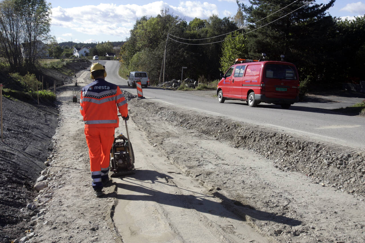 Sommeren er høysesong for veiarbeid. Statens vegvesen ber trafikanter om å respektere veiarbeidere og skilting. Illustrasjonsfoto: Terje Bendiksby / NTB.