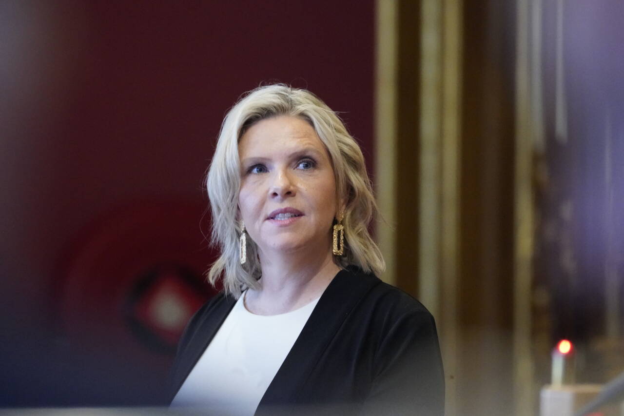 Frp-leder Sylvi Listhaug sier at de i utgangspunktet ønsker en regjering med Frp og Høyre – og at det største partiet bør ende opp med statsministeren. Foto: Ole Berg-Rusten / NTB