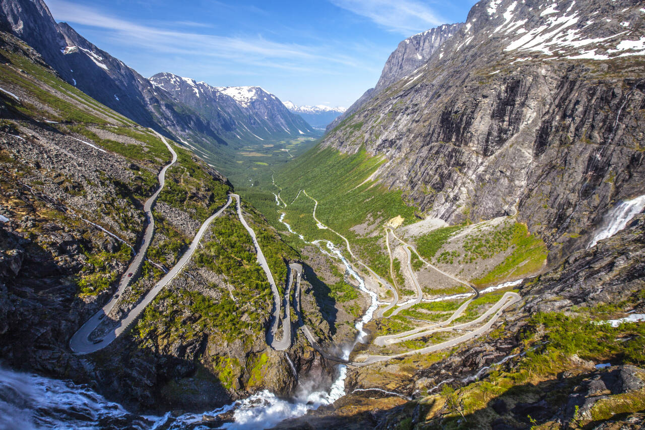 Trollstigen sett fra utsiktsplassen ved besøkssenteret.  Veistrekningen, som er ett av Norges mest besøkte reisemål, er stengt ut året på grunn av rasfare. Foto: Halvard Alvik / NTB