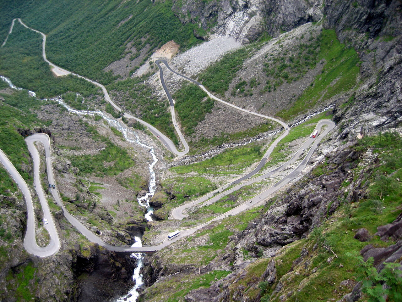 40 ansatte er permittert etter at Trollstigen ble stengt på grunn av rasfare. Foto: Lise Åserud / NTB 