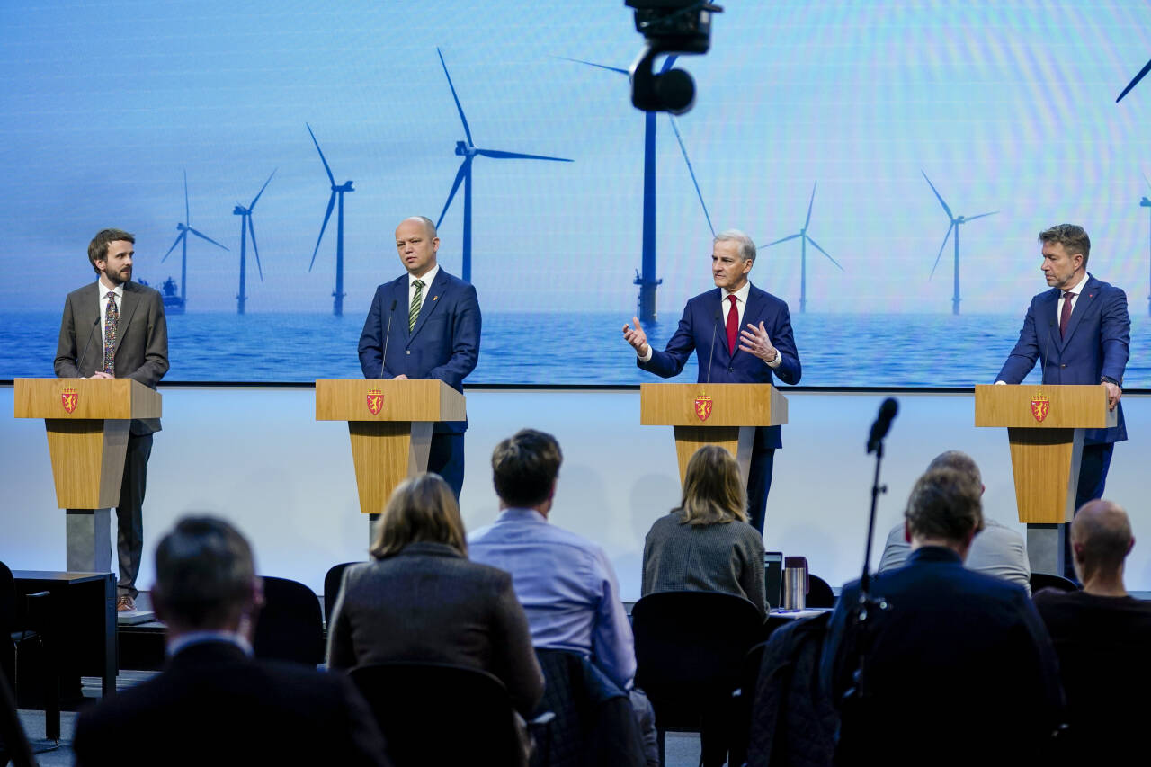 Statsminister Jonas Gahr Støre (Ap), finansminister Trygve Slagsvold Vedum (Sp), næringsminister Jan Christian Vestre (Ap) og olje- og energiminister Terje Aasland (Ap) under en pressekonferanse om havvind ved en tidligere anledning. Foto: Lise Åserud / NTB