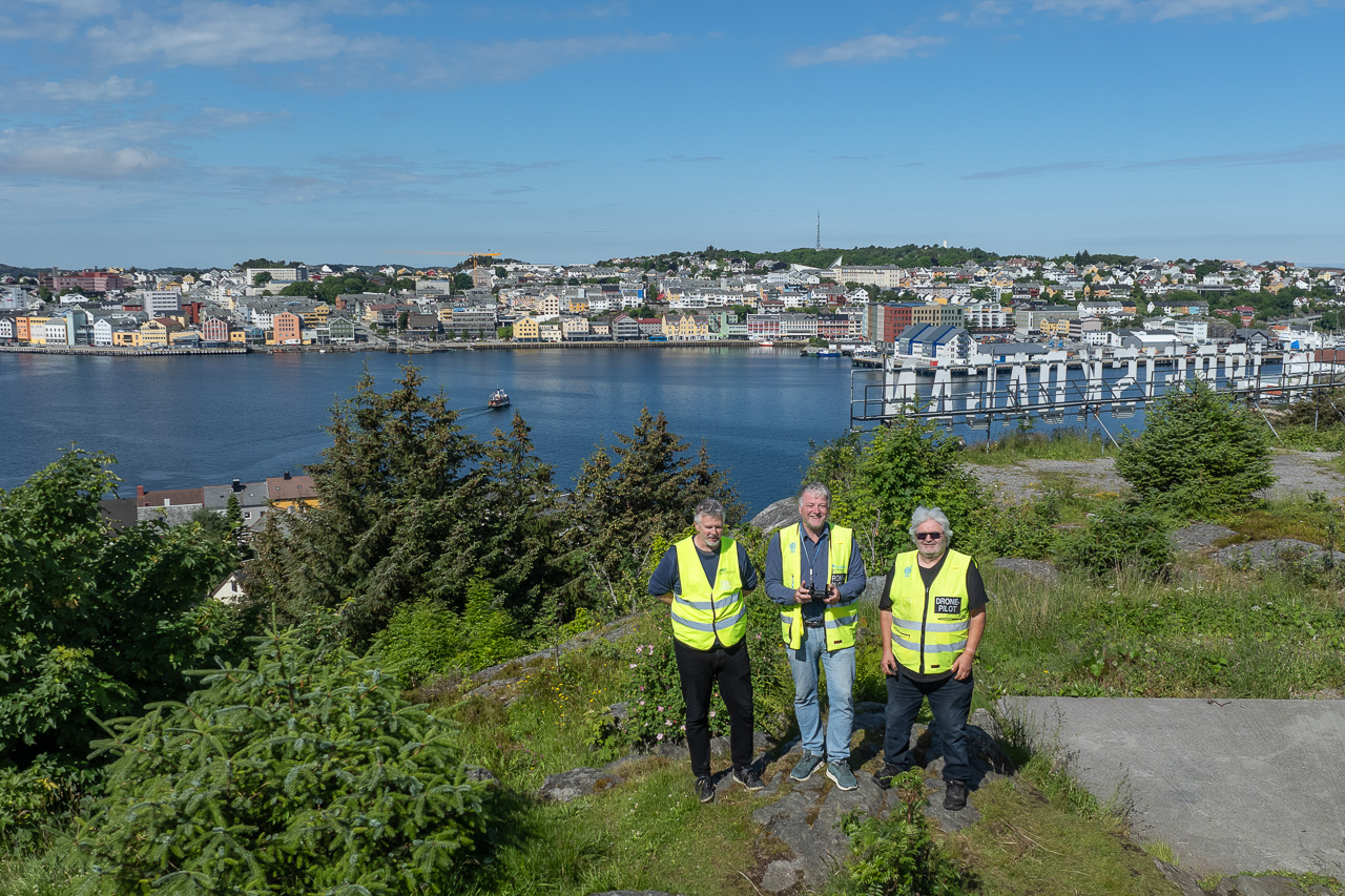 Bedriftene Snøhetta Data, Studio 400 og NettStudio AS samarbeider om å fremme Nordmøre med interaktive 360 dronebilder fra hele regionen. Fra venstre: Steinar Melby (NettStudio), Per Kvalvik (Snøhetta Data) og Heine Schjølberg (Studio400). Dronefoto: Per Kvalvik, Snøhetta Data.