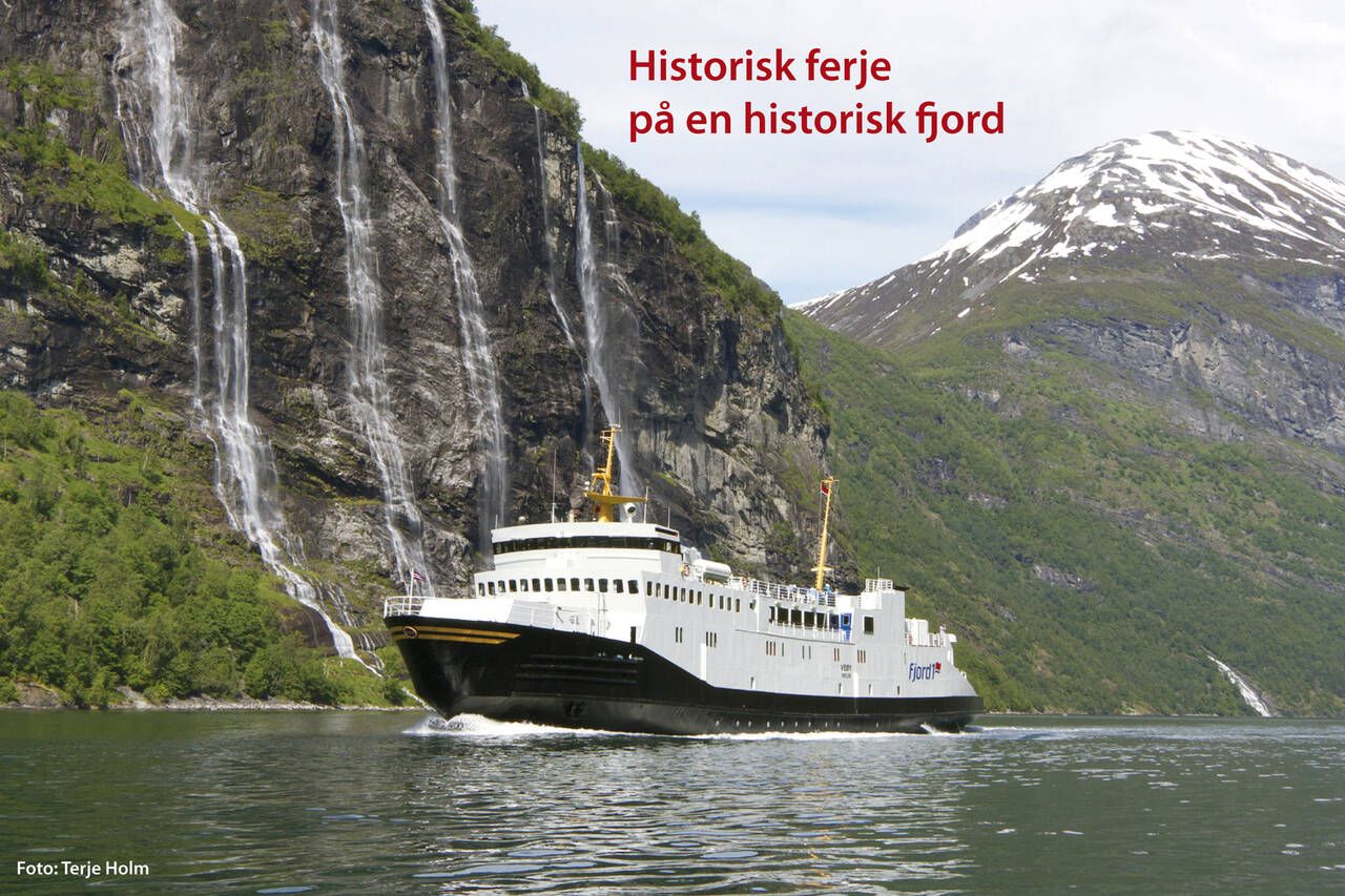 I 1997 ble «Veøy» satt inn som turistferje på Geirangerfjorden sammen med «Bolsøy». Dette er to historiske ferjer på en historisk fjord. Foto: Terje Holm