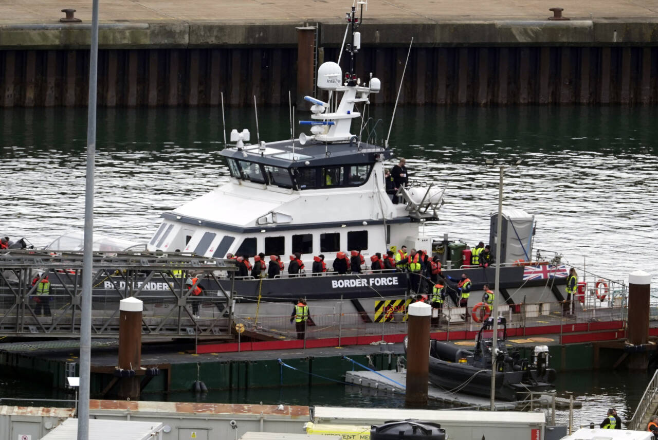 Britiske myndigheter har begynt å pågripe migranter som skal sendes videre til Rwanda, opplyste den britiske regjeringen onsdag. Her ankommer en gruppe mennesker Dover etter å ha blitt hentet av britisk grensepoliti på Den engelske kanal. Foto: Gareth Fuller / PA via AP / NTB