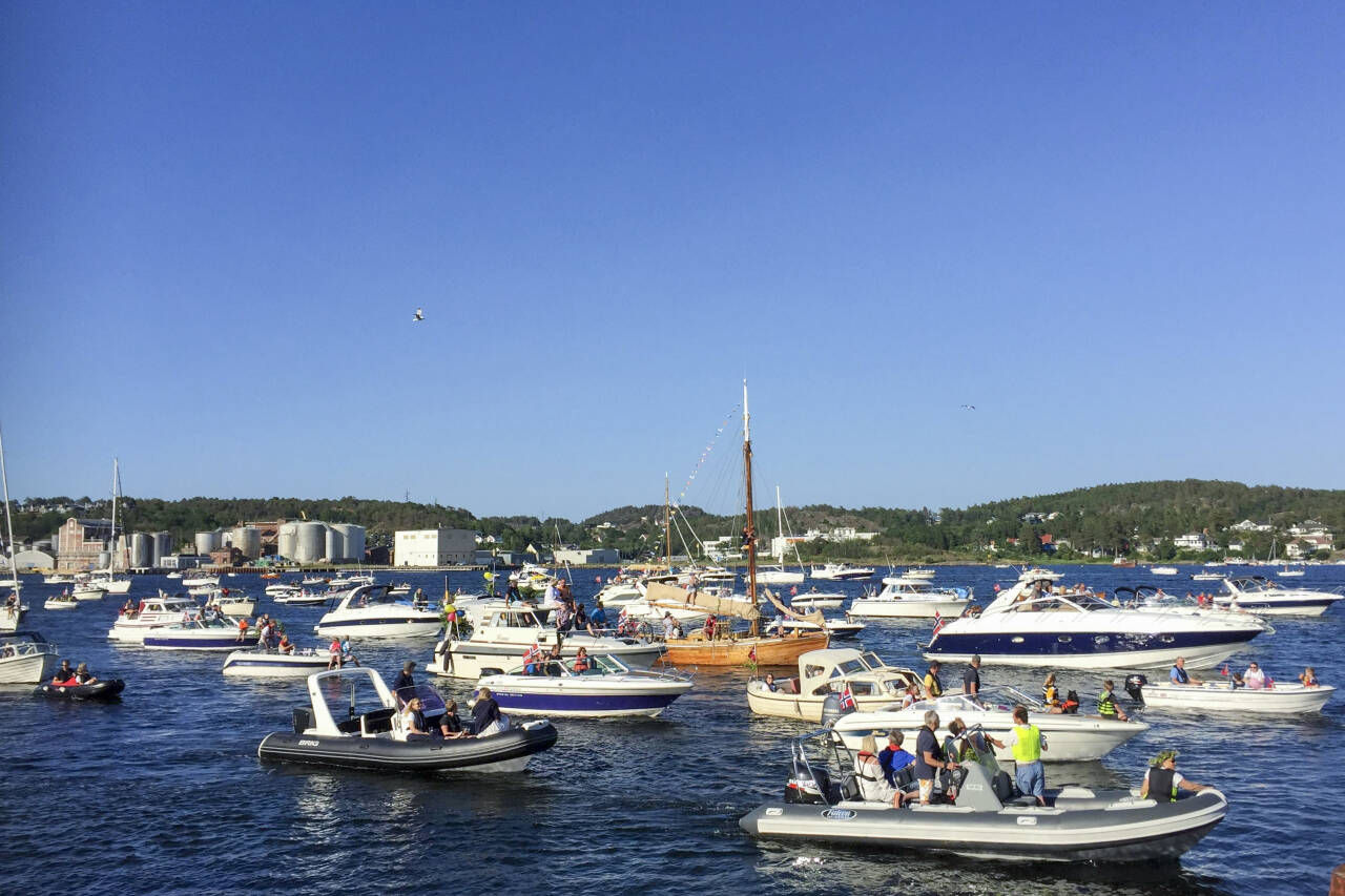 Sankthansfeiring i Sandefjord med båtkortesje på vei ut fjorden. Foto: Solveig Vikene / NTB