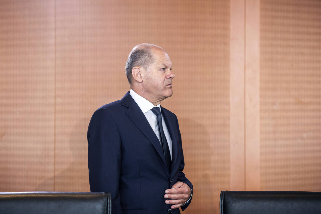 Tysklands statsminister Olaf Scholz fotografert onsdag mens han venter på at et regjeringsmøte skal begynne i Berlin. Foto: Michael Kappeler / DPA / AP / NTB