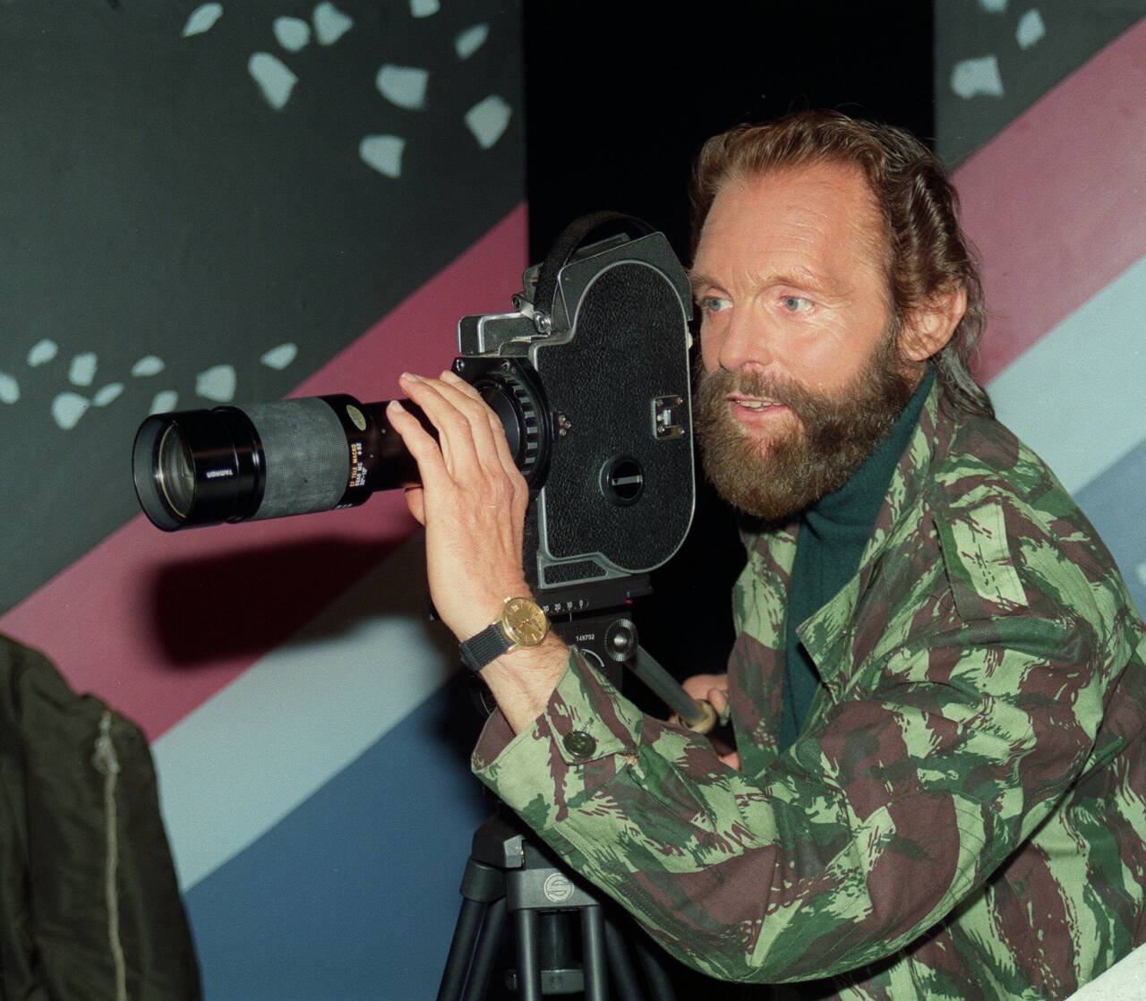 Naturfotograf Sverre M. Fjelstad i aksjon med filmkamera i 1991. Over 100 TV-filmer lagde han for NRK. Arkivfoto: Vemund Hagen / NTB 