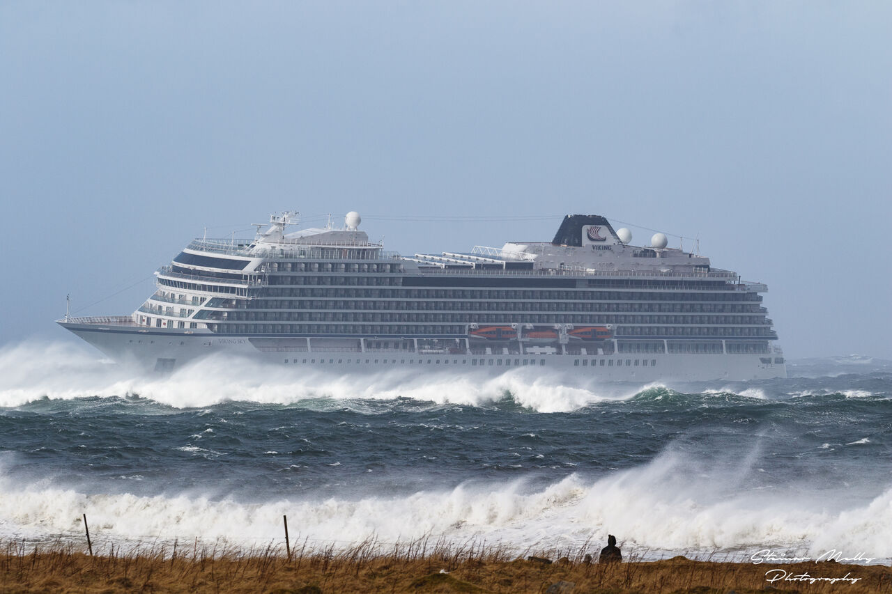 Cruiseskipet Viking Sky var etter hvert svært nær grunnstøting rett utenfor Male i Hustadvika kommune. Foto: Steinar Melby / NettStudio / KSU.NO