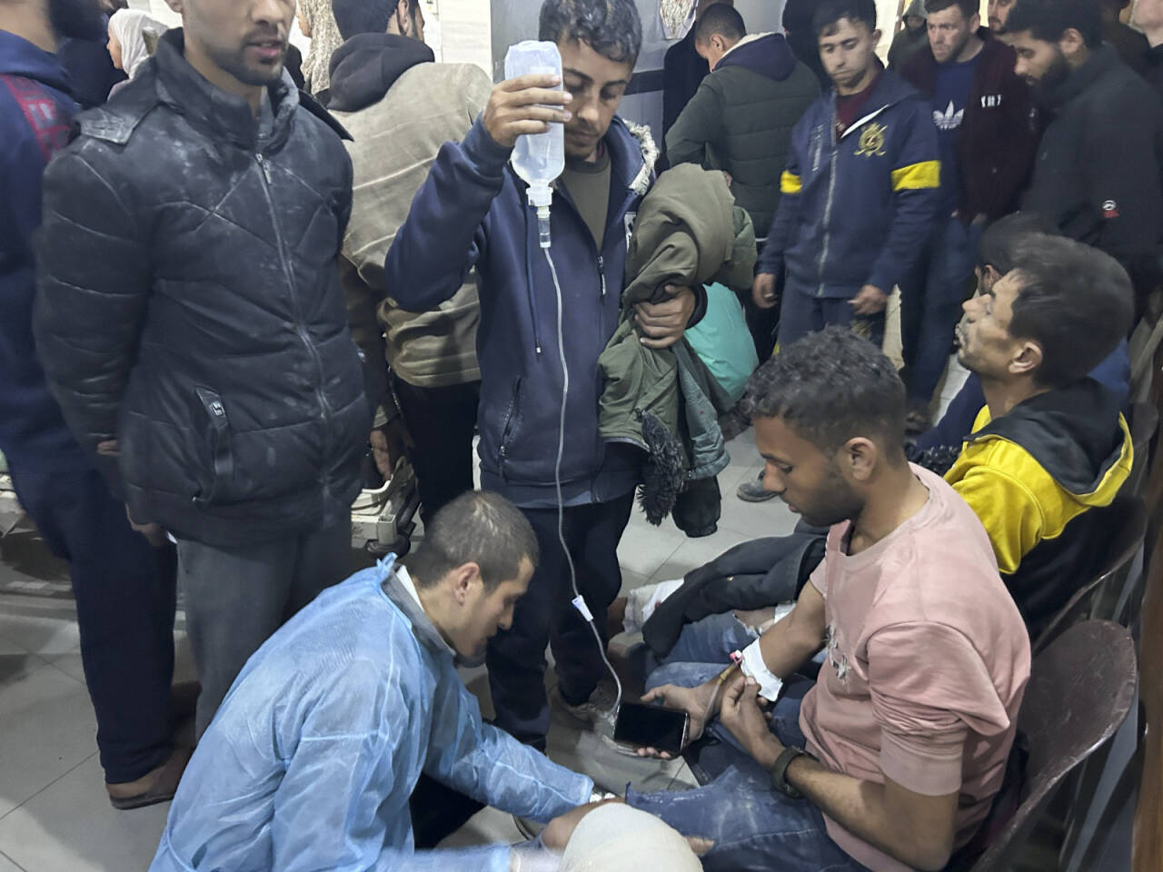 Israelske styrker aksjonerer denne uken mot Shifa-sykehuset i Gaza by, på jakt etter militante palestinere. Bildet viser en såret palestiner som får behandling på sykehuset 29. februar i år. Foto: Mahmoud Essa / AP / NTB