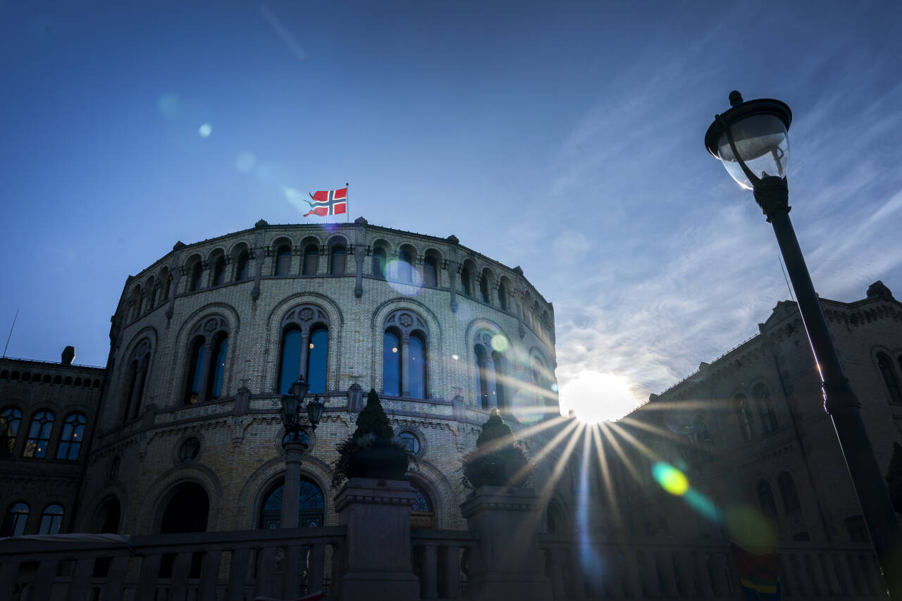 Fagorganiserte samles til fanemarkering mot heving av pensjonsalderen utenfor Stortinget torsdag. Foto: Gorm Kallestad / NTB