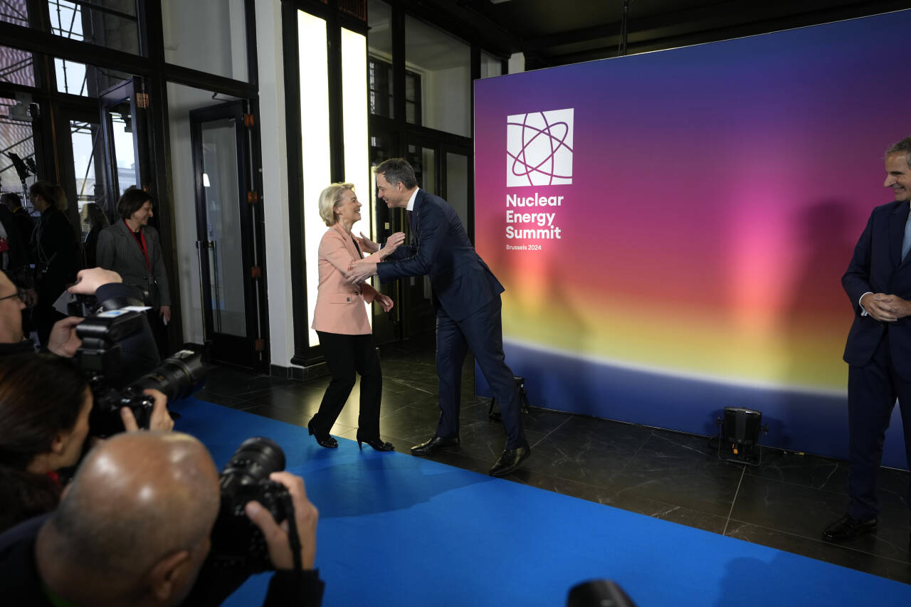 EU-kommisjonens president Ursula von der Leyen gir Belgias statsminister Alexander De Croo en klem på IAEA-toppmøtet om kjernekraft. Foto: AP / NTB