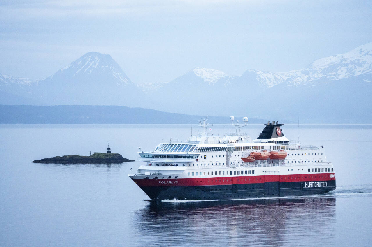 Hurtigruten gikk med solid underskudd i 2023. På bildet ses hurtigruten Polarlys på Moldefjorden. Foto: Gorm Kallestad / NTB