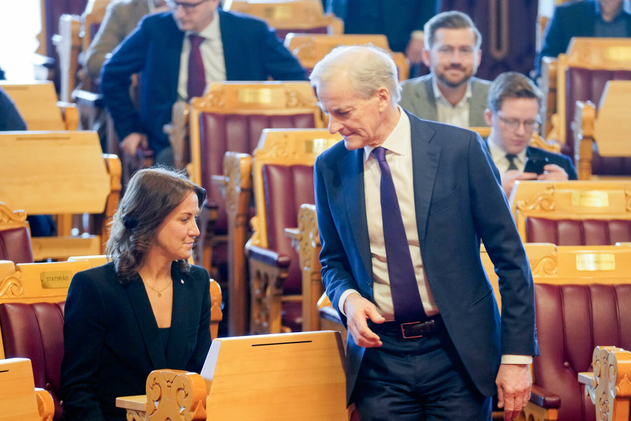 Statsminister Jonas Gahr Støre (Ap) har full tillit til arbeids- og inkluderingsminister Tonje Brenna. Foto: Terje Bendiksby / NTB