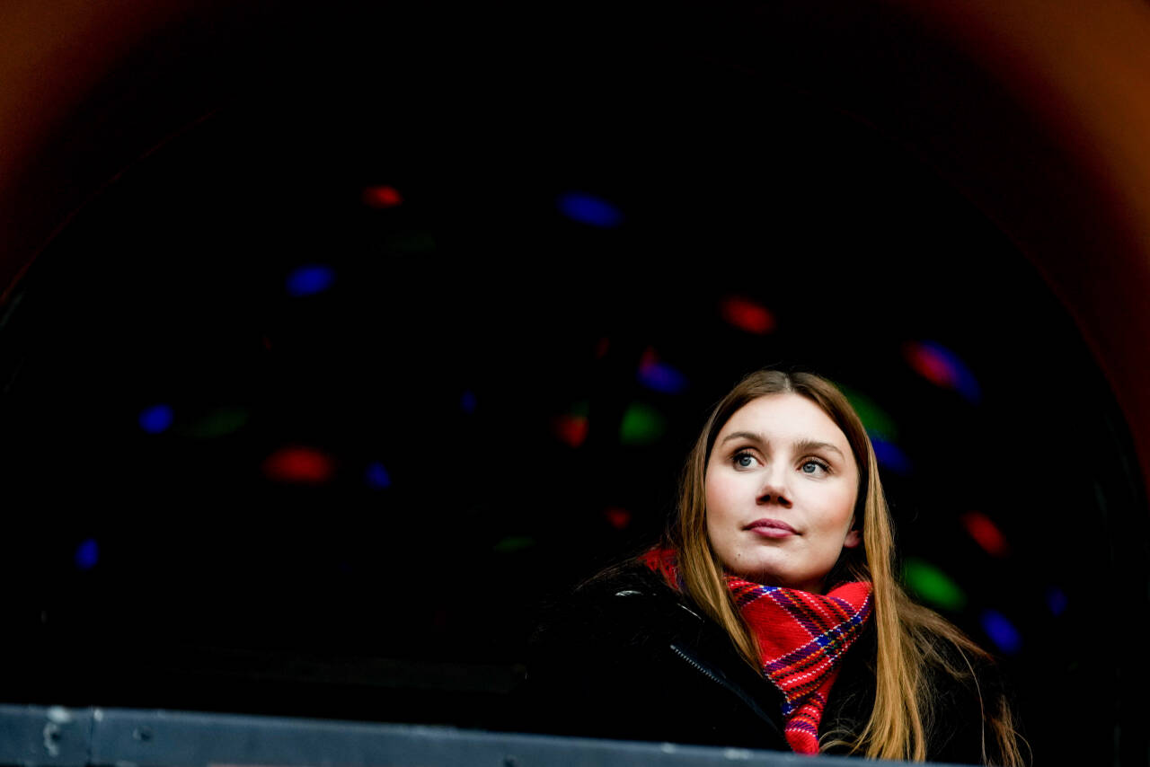 Ella Marie Hætta Isaksen under markeringen av den internasjonale kvinnedagen 8. mars på Youngstorget i Oslo. Foto: Javad Parsa / NTB