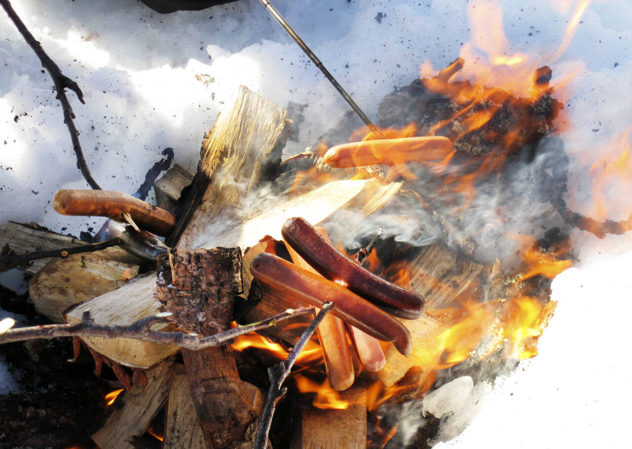 Grilling av pølser på bål har blitt en tradisjon for mange i påsken. Men utgjør grillet mat en stor risiko for helsa? Foto: Gorm Kallestad / NTB