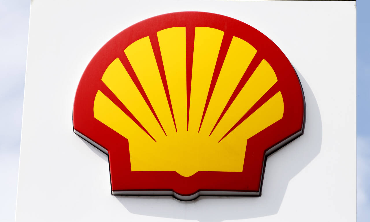 Det blir mer drivstoff på tanken hos Shells bensinstasjoner. De skal pumpe opp mer olje og gass og har nedjustert sine klimaambisjoner. Foto: Gorm Kallestad / NTB