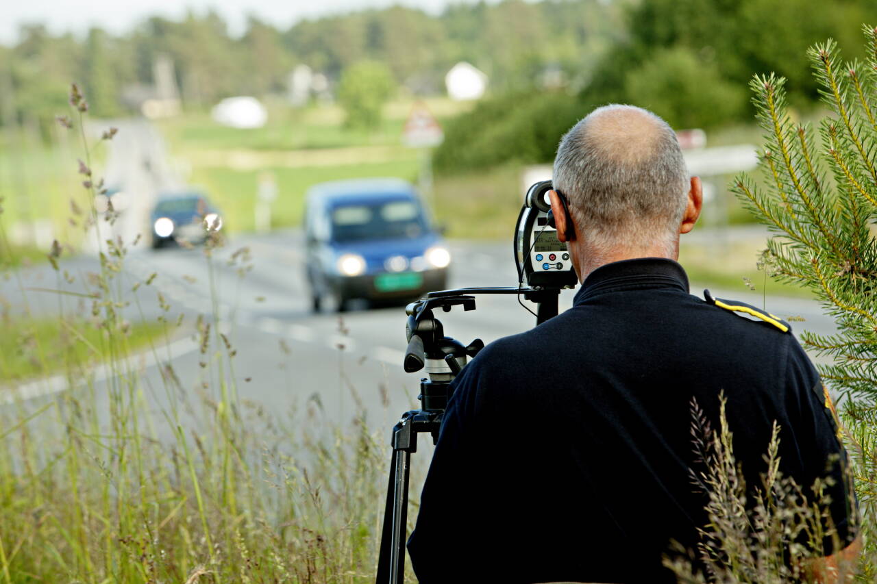 Hvert år blir rundt 100.000 norske bilister tatt for å bryte fartsgrensene. Flere tusen mister førerkortet. Foto: Stian Lysberg Solum / NTB