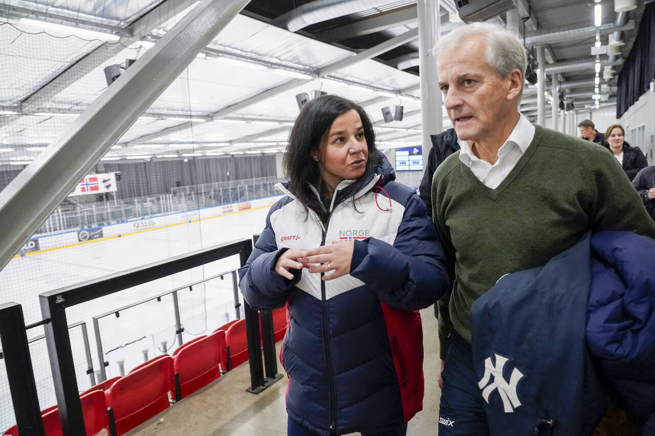 Statsminister Jonas Gahr Støre møtte idrettspresident Zaineb Al-Samarai da de besøkte Grüner ishockeyklubb.Foto: Terje Bendiksby / NTB