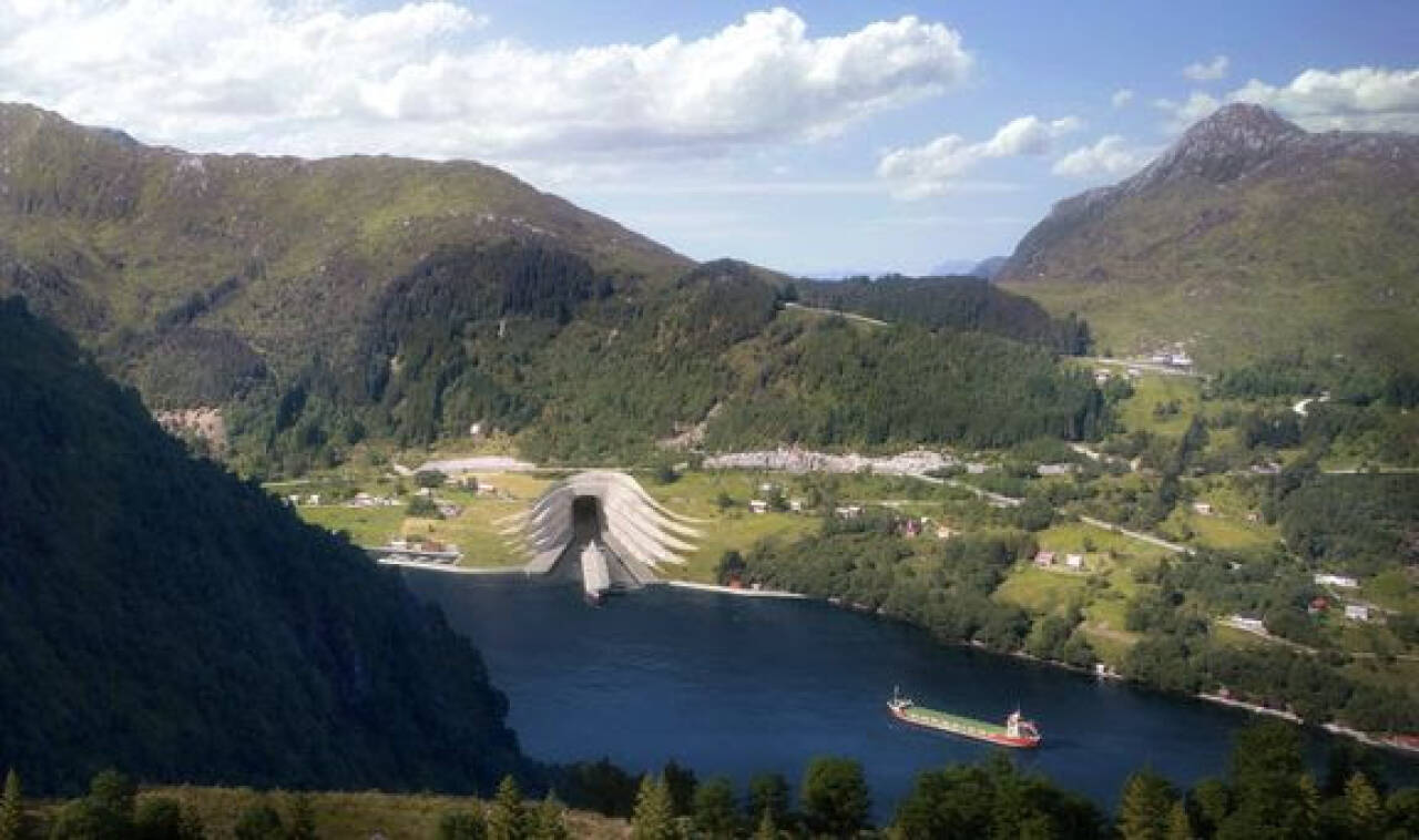 Slik kan skipstunnelen se ut når den står ferdig om noen år. Illustrasjonen viser innseilingen fra Kjøde − i den nordlige enden av skipstunnelen. Foto: Illustrasjon: Kystverket/Snøhetta / NTB