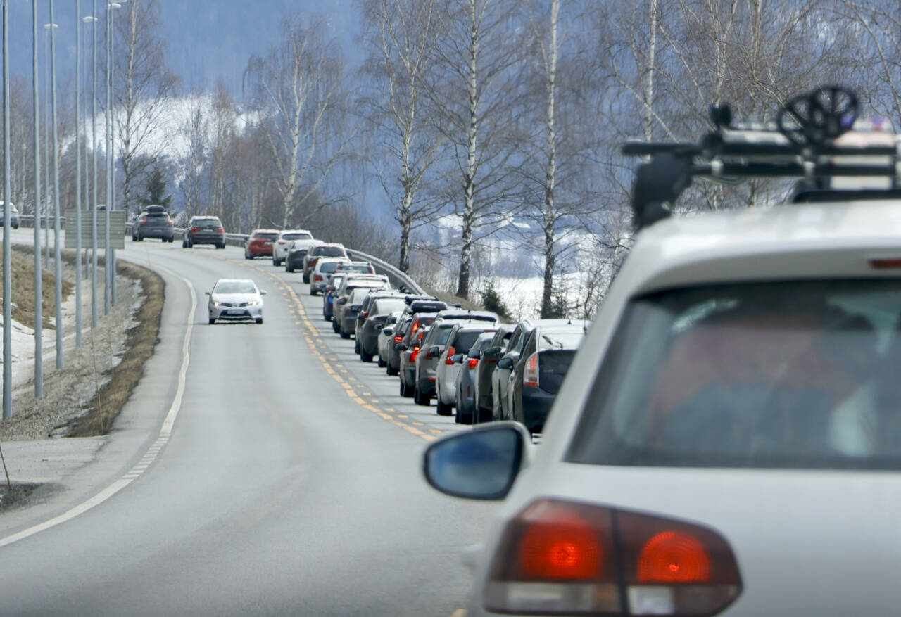 Fjorårets påsketrafikk mellom Fåvang og Tretten i Gudbrandsdalen. Også i år venter veitrafikksentralene og politiet stor påskeutfart onsdag før skjærtorsdag. Foto: Paul Kleiven / NTB