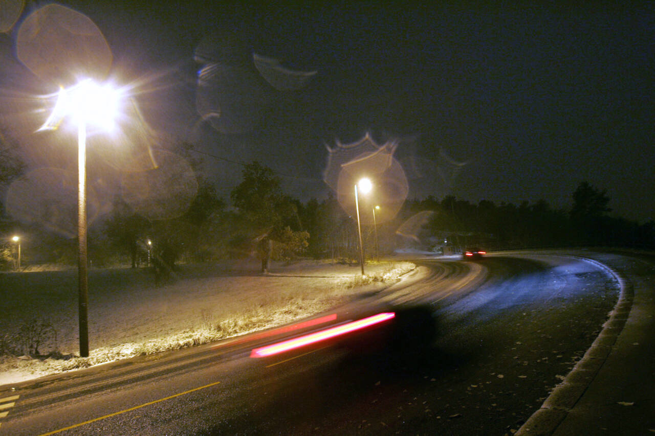 I et pilotprosjekt i samarbeid med Vestfold fylkeskommune, skal Statens vegvesen slukke lyset om natten på fire veistrekninger i sommer for å skåne insektene. Illustrasjonsfoto Håkon Mosvold Larsen / NTB