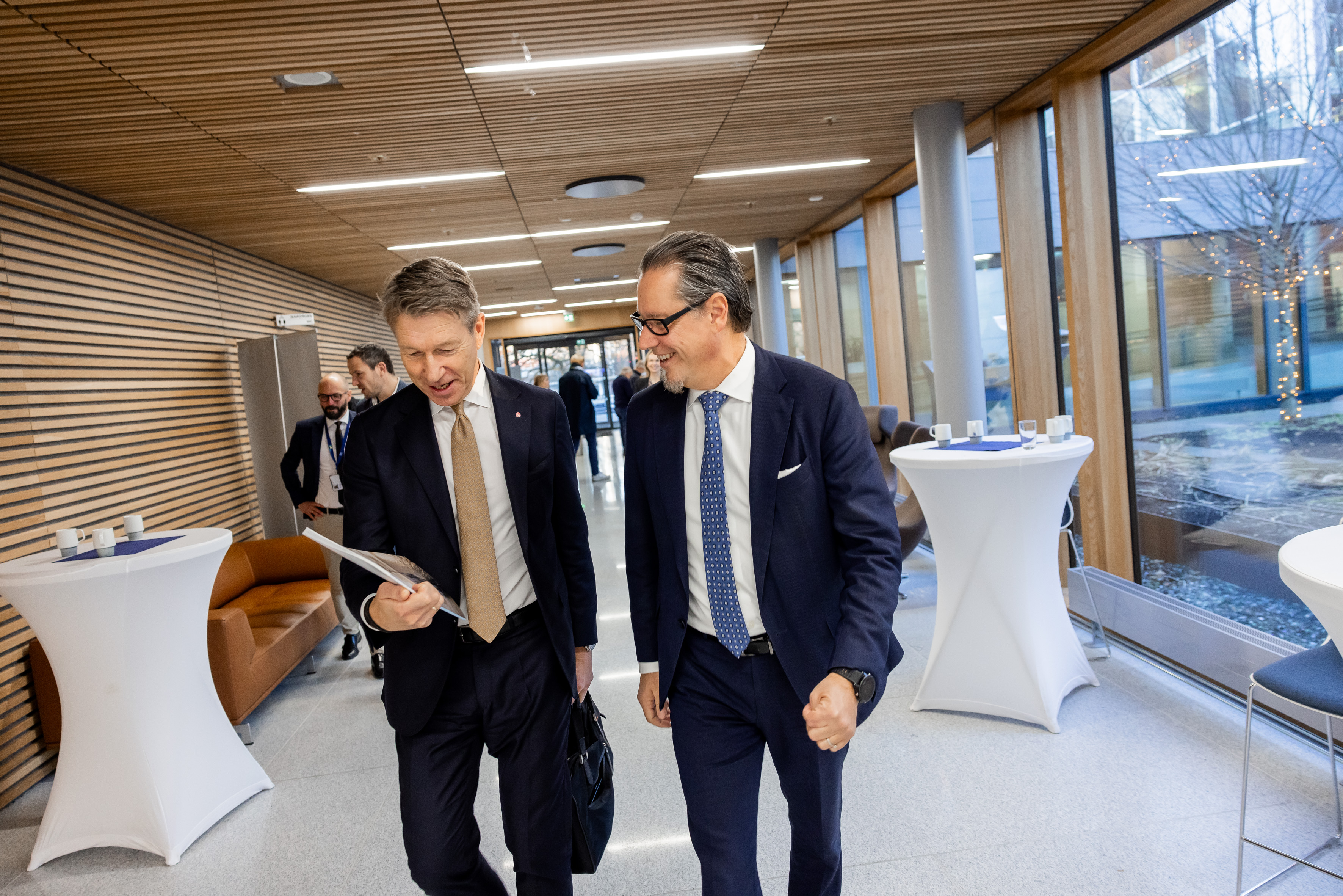 Energiminister Terje Aasland tas imot av DNVs konsernsjef Remi Eriksen og får et raskt innblikk i DNVs rapport - Energy Transition Outlook før lanseringen av rapporten i DNVs lokaler på Høvik torsdag formiddag. Foto: DNV (Espen Sturlason)