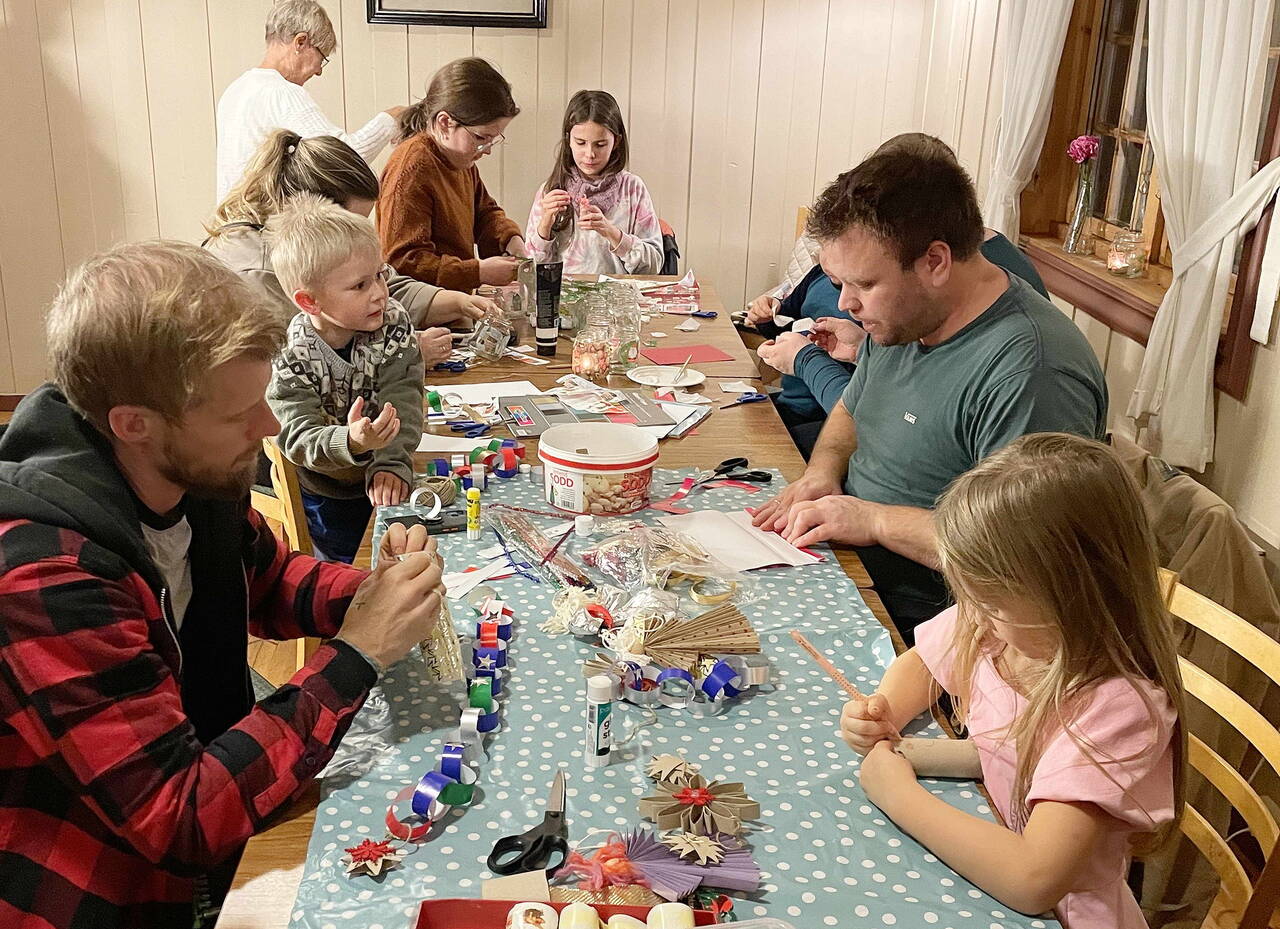 Store og små i skapande aktivitet. Foto: Randi Bøe