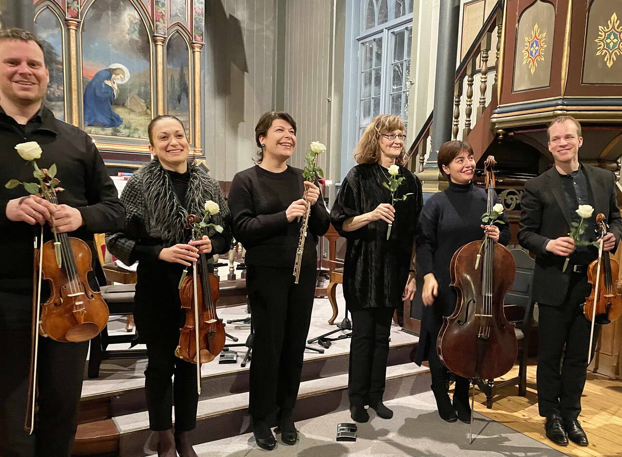 Orkesteret representerer internasjonal harmoni: Frå venstre Trond Harald Saltnes (Norge), Anna Ostachowska (Polen), Jasmina Zivic (Serbia), Ebba Ringmar (Sverige), Zhala Aliyeva (Aserbajdsjan) og Odd Sonntag (Sverige). Foto: Bernt Bøe 2022