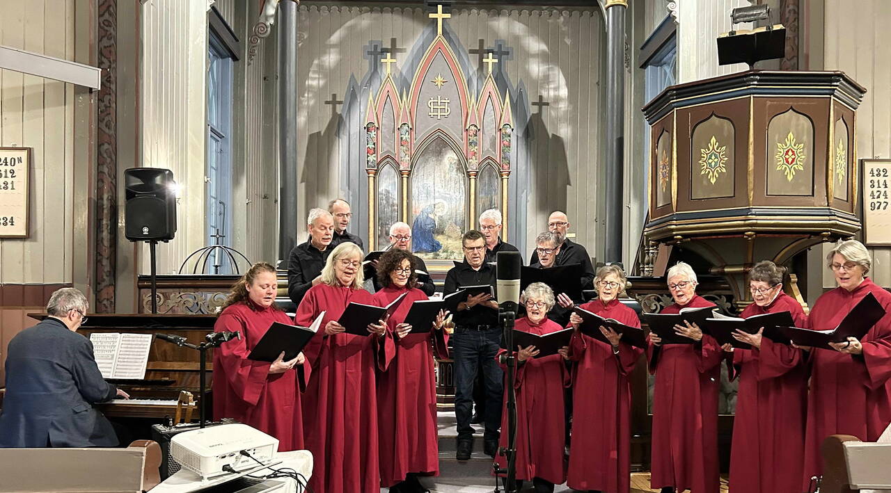 Prosjekt 17 «varma opp» til komande søndags julekonsertar – her i finalesalmen «Jeg tror på jordens forvandling». Foto: Mali Settem