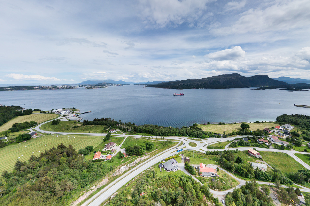 Nordmørsperspektiv sett fra Bremsnes på Averøy mot Kristiansund Ytre Nordmøre. Illustrasjonsfoto: Steinar Melby, NettStudio