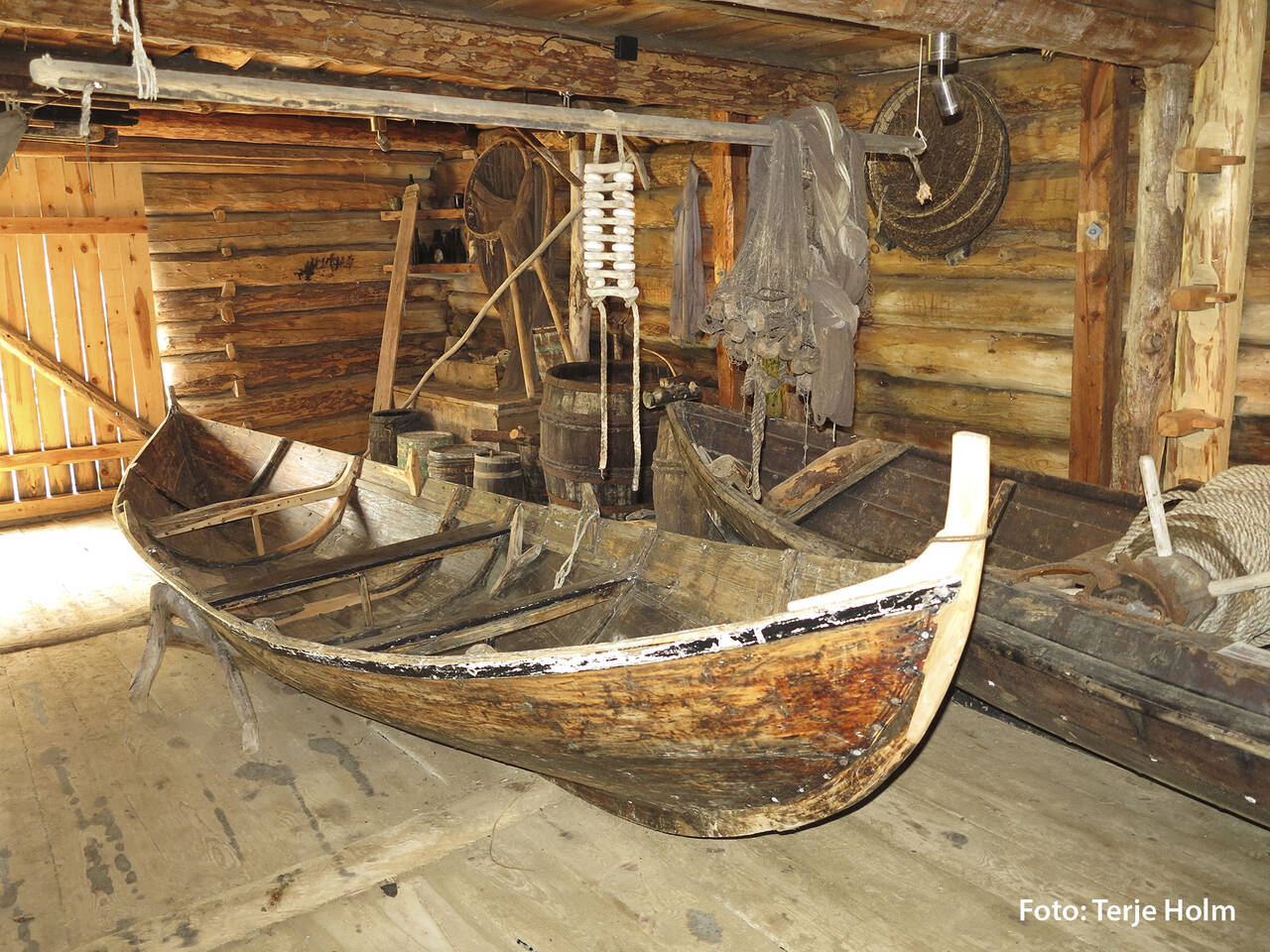 Museet har en samling med gamle båter, nøter og fiskeutstyr. Foto: Terje Holm