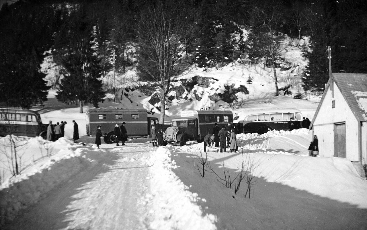 Venting på ferja ved Kvernes i 1948. Her ser vi Indre Averøy Billag sin første buss, Opel Blitz, to melke- og godsbiler og billagets nyervervelse, populært kalt «Palestinaen». (Averøybilder 1940–1975)