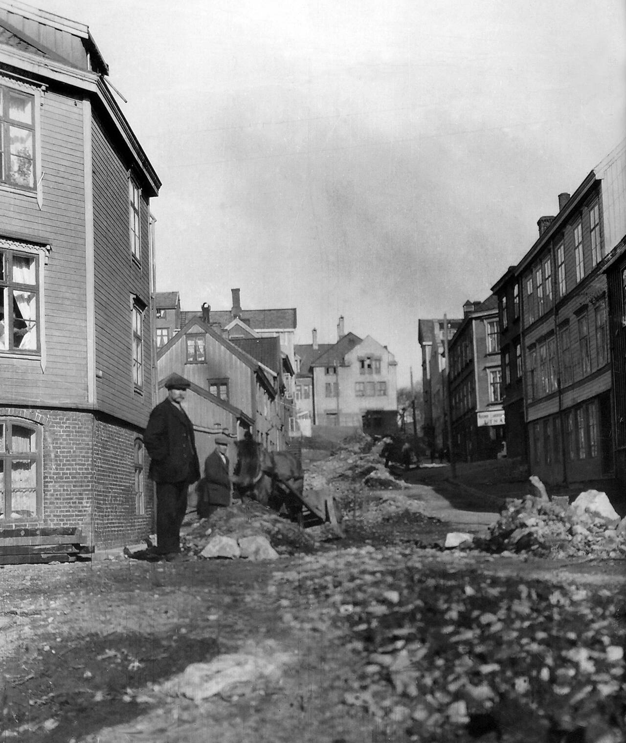 Legging av kabler i gatenettet i Kristiansund. Her fra Ramsøygaten i 1920.