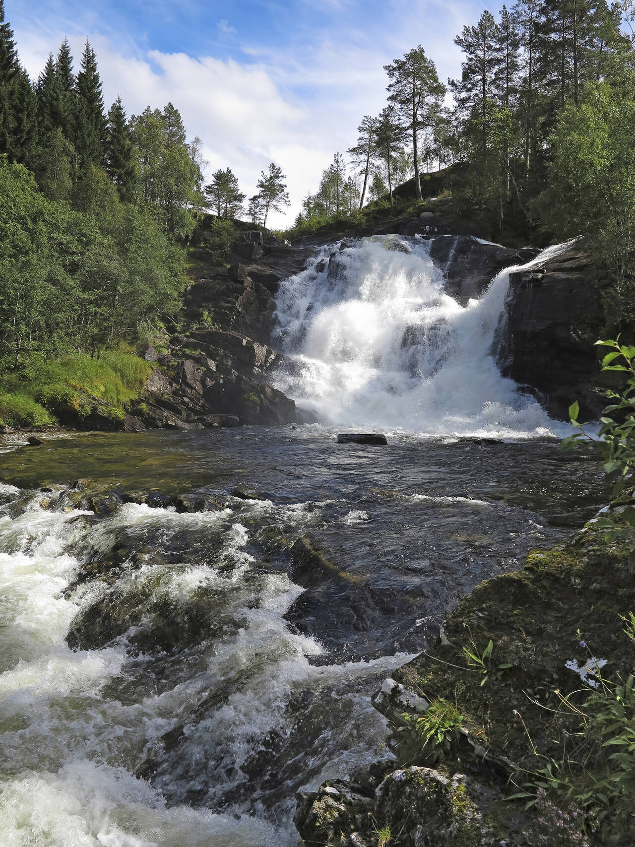 Den første fabrikken til Talgø fikk en naturlig plassering ved elva for å kunne skaffe kraft til fabrikken fra fossefallet Storfossen (Kufallet). Foto: Terje Holm