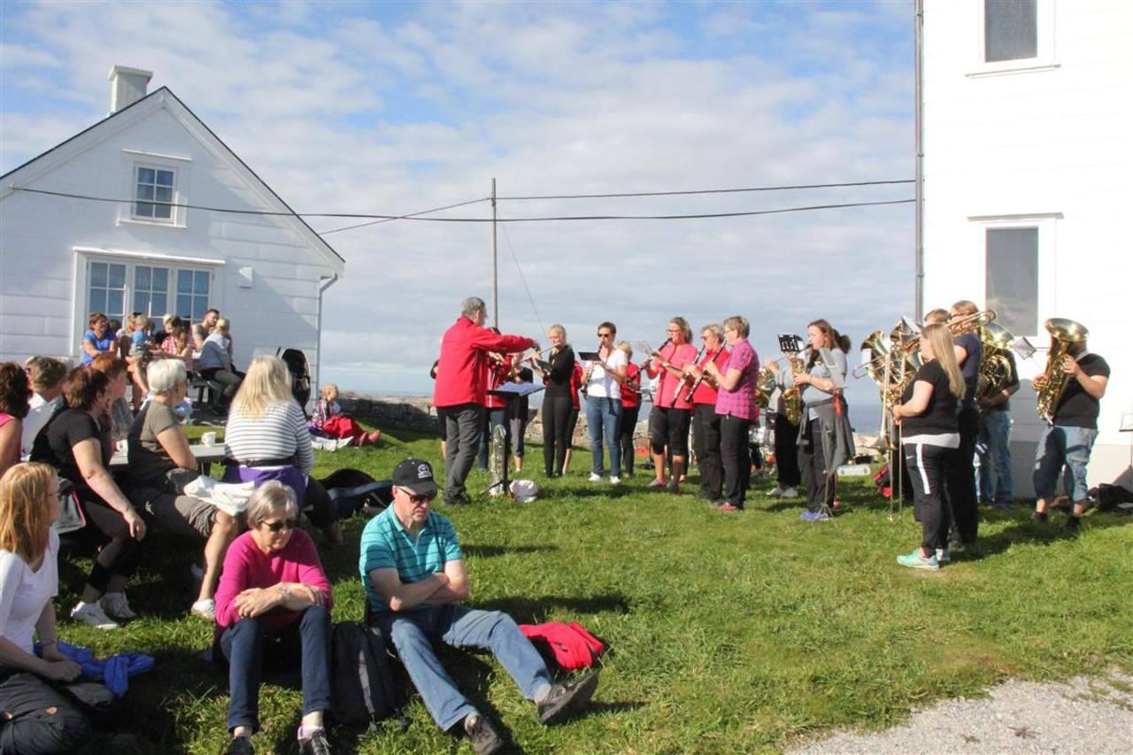 Lag og organisasjoner sliter med å få medlemmene til å ta på seg verv, viser undersøkelsen som ble gjennomført i sommer. Bildet viser musikkorps og folk på Stavneset fyr i Averøy kommune. Illustrasjonsfoto: Møre og Romsdal fylkeskommune