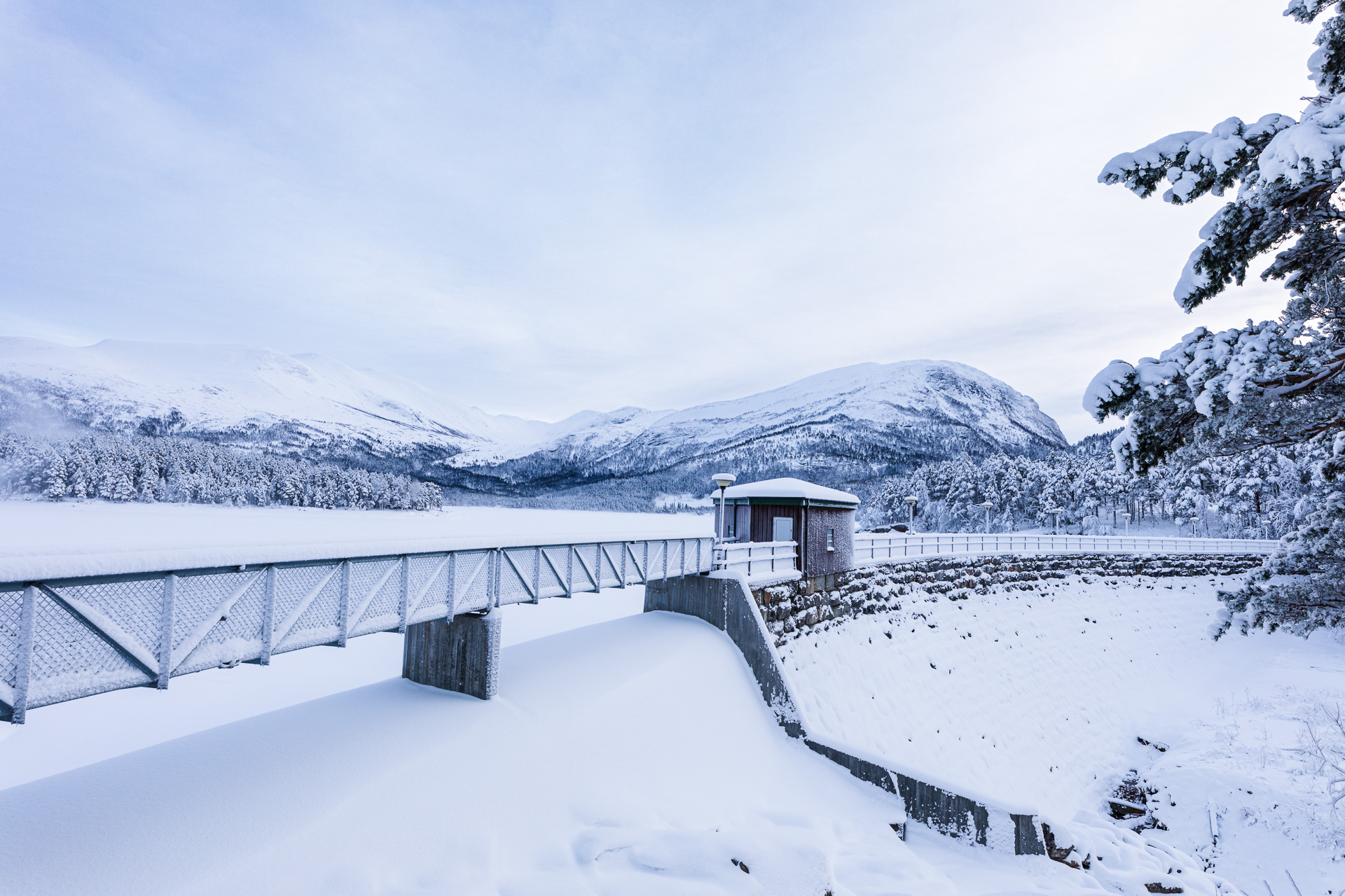 Demningen ved Hafstadvatnet i Tingvoll som har forsynt Skar kraftverk med vannkraft siden 1920. Foto: Steinar Melby, KSU.NO / NorScape.com