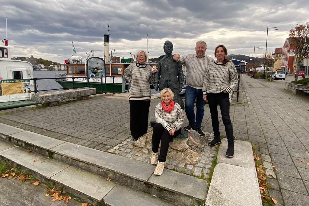 Representanter for Ramsailt. Fra venstre: Eva Halaas, Sildagutten, Noralf Heggem og Britt D'Angelo. Foran: Sissel Mjønes Bergsnev.