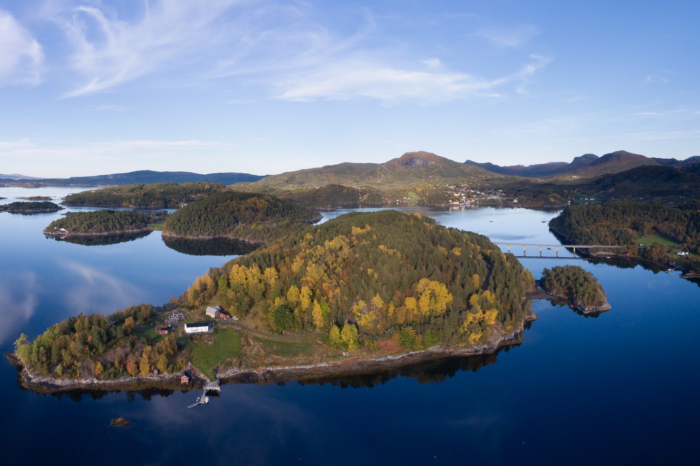 Dronefoto fra Aure kommune på Nordmøre. Foto:Steinar Melby, NettStudio