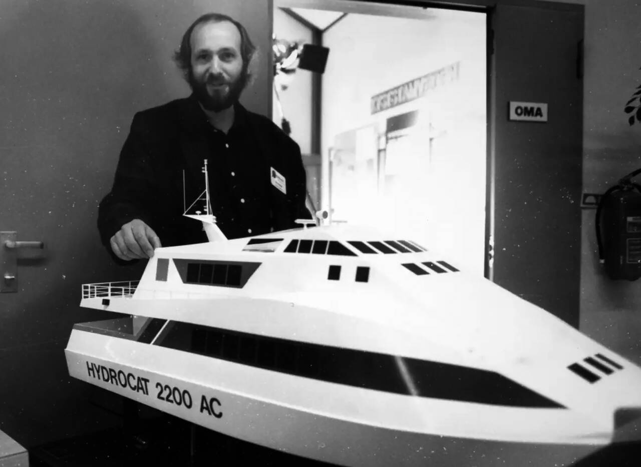 Arne Helseth fra Marine Konstruksjoner viser fram en modell av Hydrocat-båten i siste halvdel av 1980-tallet. (Nordmørsmusea)